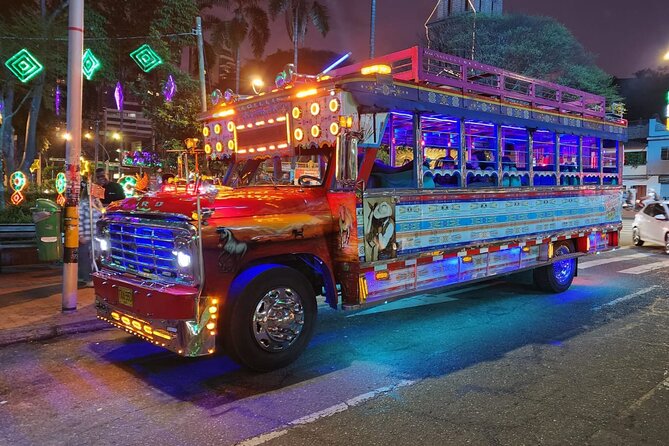 Chiva rumbera tradicional recorriendo Medellín de noche