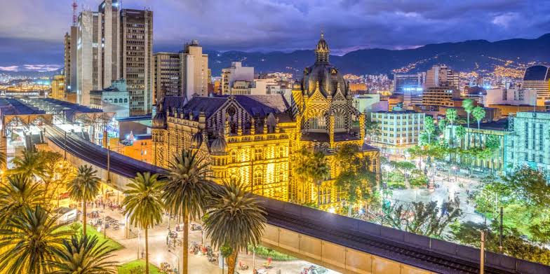 Plaza Botero y el centro de Medellín iluminados de noche
