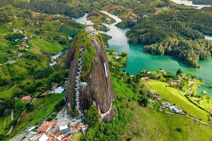 Vista aérea de la Piedra del Peñol y el embalse de Guatapé
