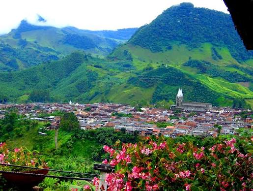 Casas coloridas y montañas del municipio de Jardín, Antioquia