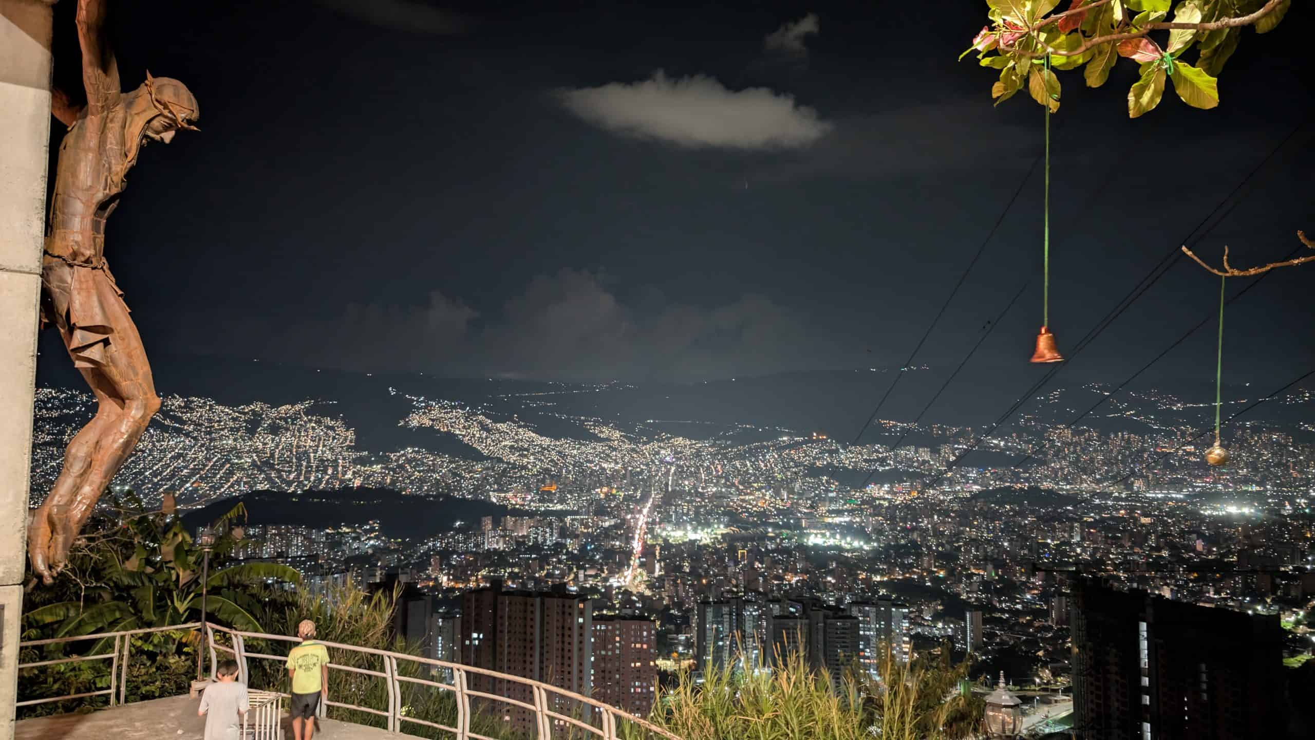 Vista nocturna de Medellín desde un mirador