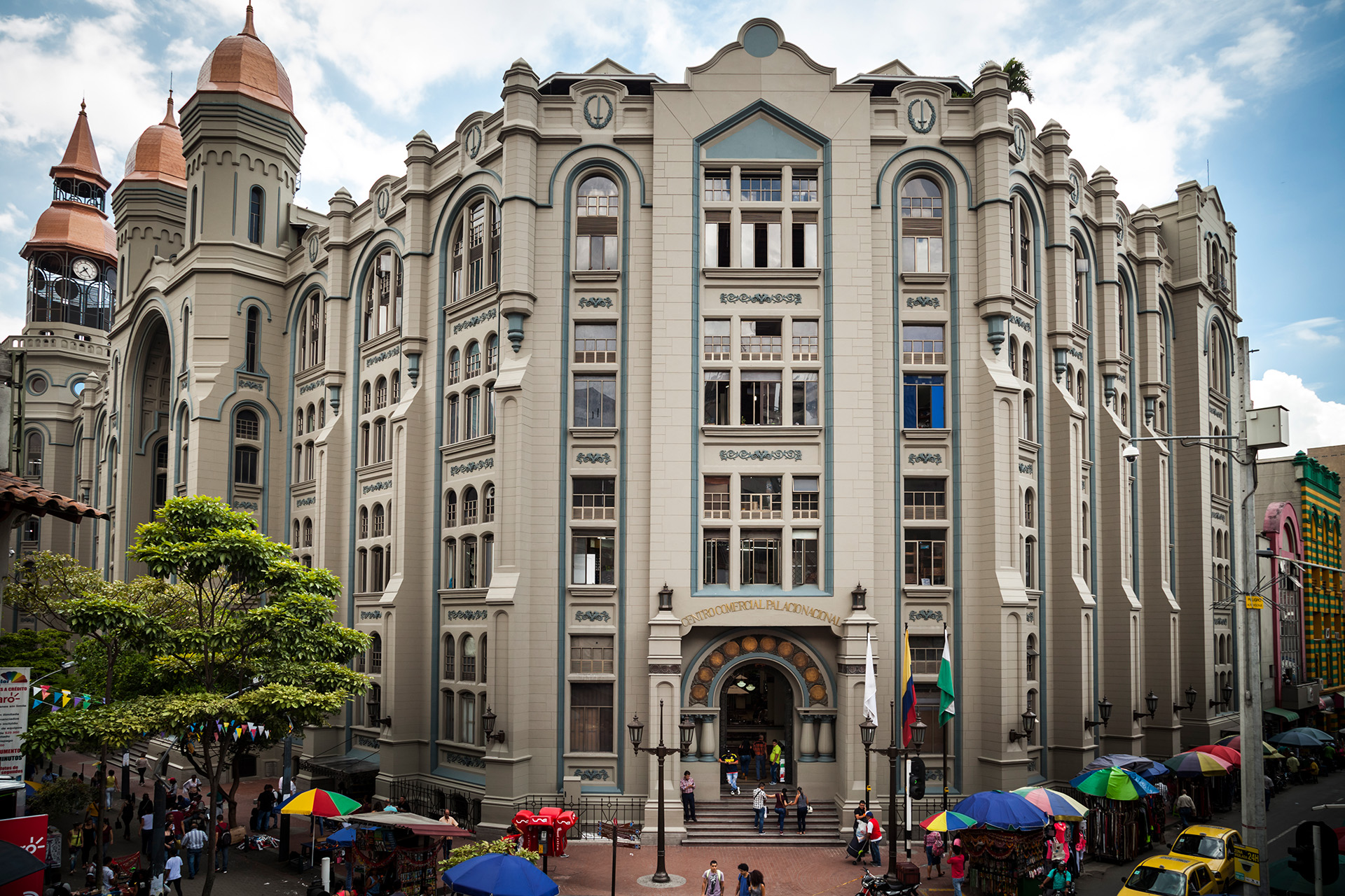 Centro Comercial Palacio Nacional en el centro de Medellín