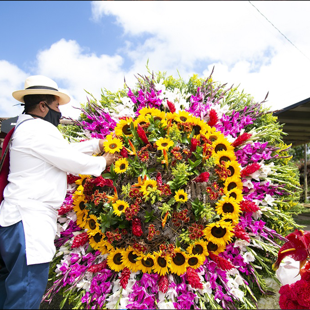 Silletero cargando una silleta de flores en Santa Elena